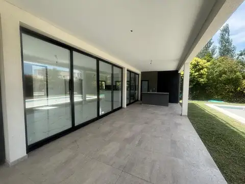 Increíble casa, luminosa y moderna! Lista para vivirla ya!