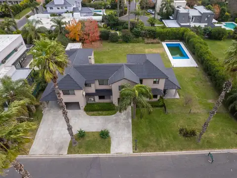 VENTA DE CASA 6 DORMITORIOS EN SAN MARINO, FUNES