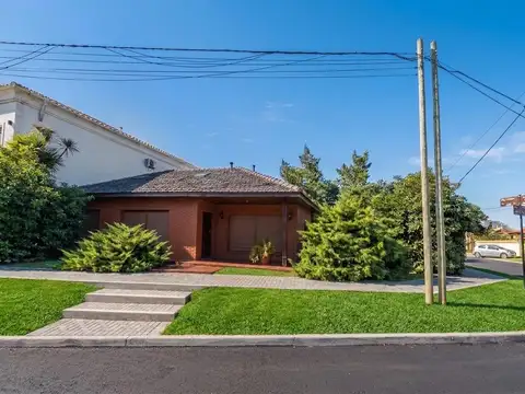 Casa de Categoría 6 Amb. Piscina y 3 Cocheras | Barrio Alas, Rodeado de Verde