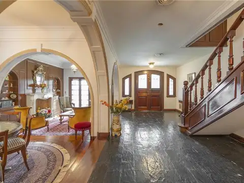 Casa en Alquiler con 3 cocheras