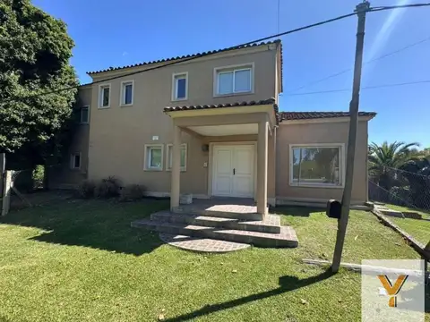 Casa en venta - 3 Dormitorios 4 Baños 4 Cocheras - 550Mts2 - Villa Elisa [FINANCIADA]