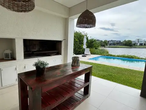 Casa en Alquiler con 6 cocheras