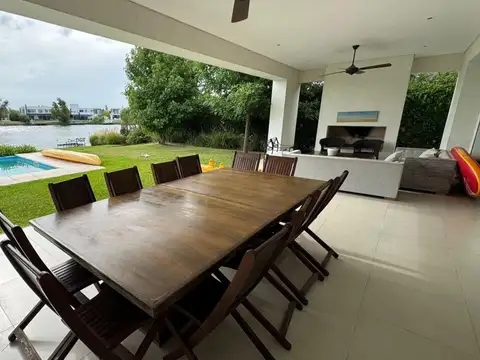 Casa en alquiler a la laguna en Barrio Barbarita