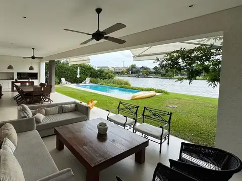 Casa 4 ambientes con 3 baños