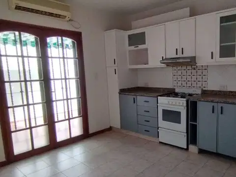 Casa 5 ambientes con 1 baño