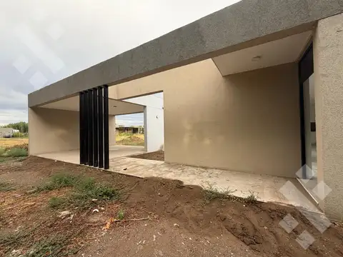 Casa en ALQUILER 3 DOR - B° Privado Villa del Rio Nautico, General Roca.  Costa del Rio Negro, con bajada de lancha