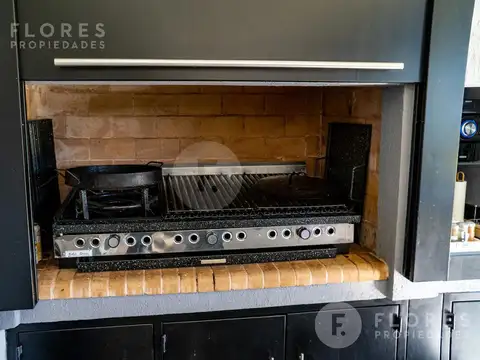 Casa en Venta con 3 cocheras