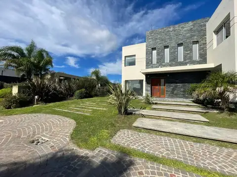 venta Casa moderna desarrollada en dos plantas, ubicada en Barrio Santa Rita, San Vicente.