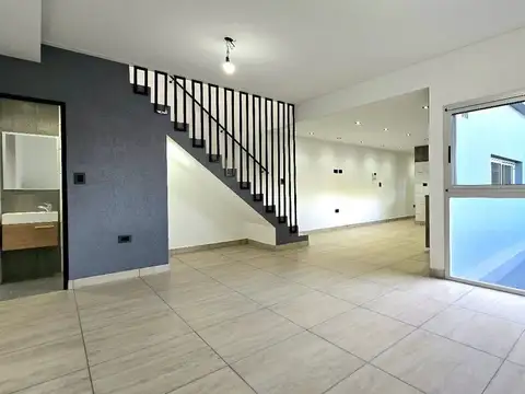 Depto Tipo Casa en Venta en Versalles, USD 210.000