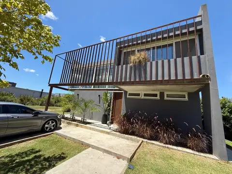 VENTA CASA  CON PILETA ,ACACIAS , PUERTOS ESCOBAR