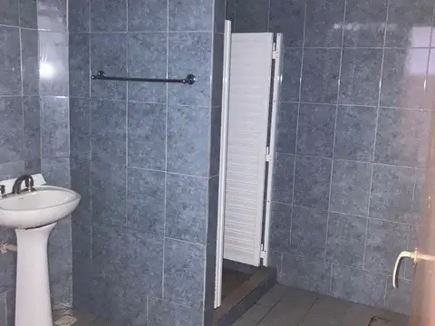 ALQUILER - Amplio galpón de 10x25