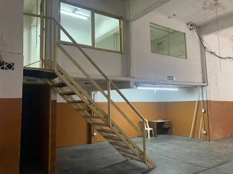 ALQUILER - Amplio galpón de 10x25