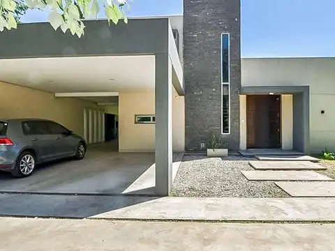 Casa en Venta con 2 cocheras