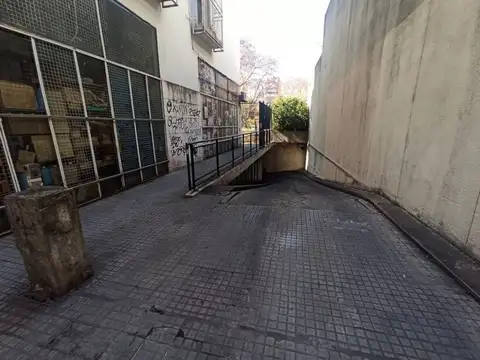 ALQUILER COCHERA CUBIERTA  EN BALVANERA