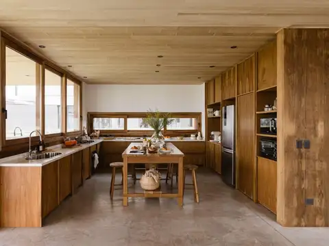 Casa 6 ambientes con 3 baños