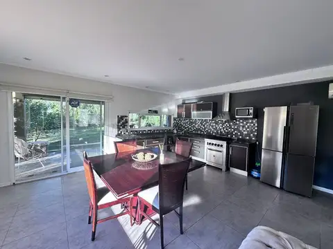 Casa 4 ambientes con 2 baños