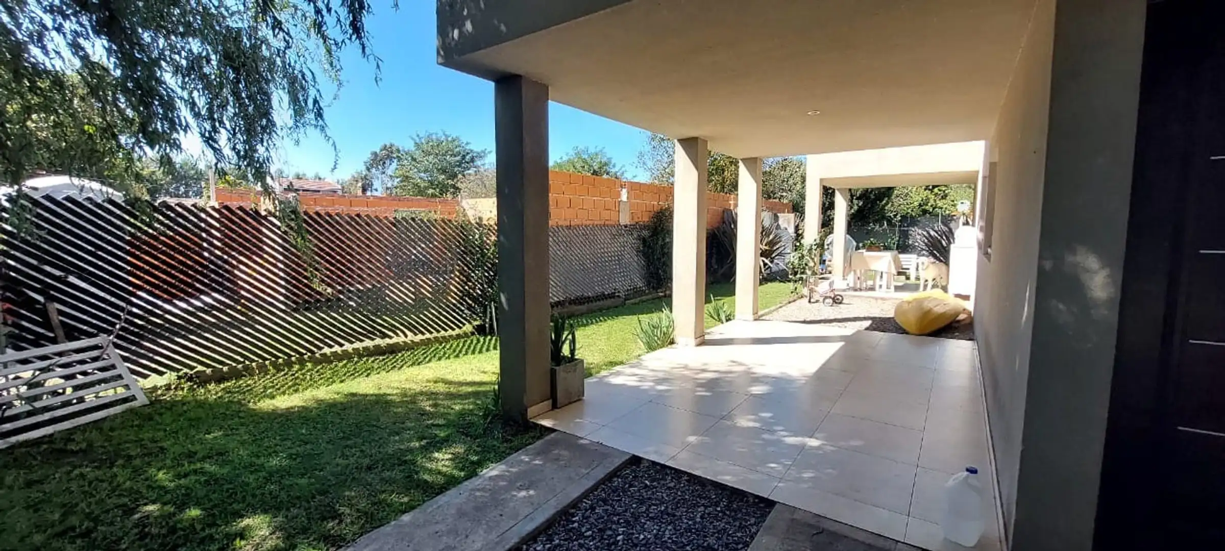 VENTA CASA 4 AMBIENTES CON GRAN PARQUE