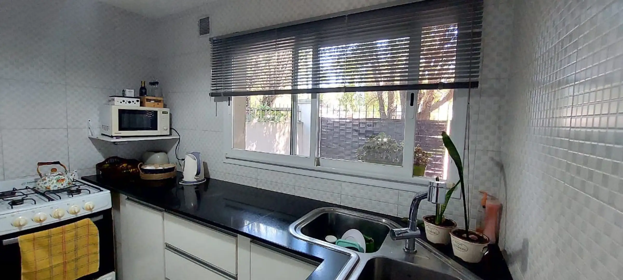VENTA CASA 4 AMBIENTES CON GRAN PARQUE