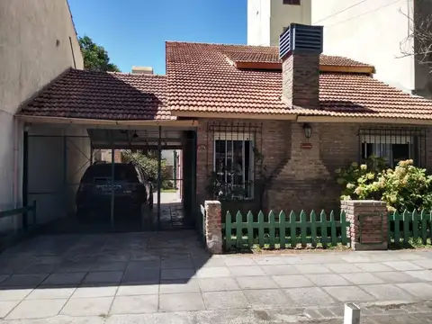 IMPORTANTE CHALET CINCO AMBIENTES EN DOS PLANTAS  A POCOS METROS DEL MAR - TODOS LOS SERVICIOS