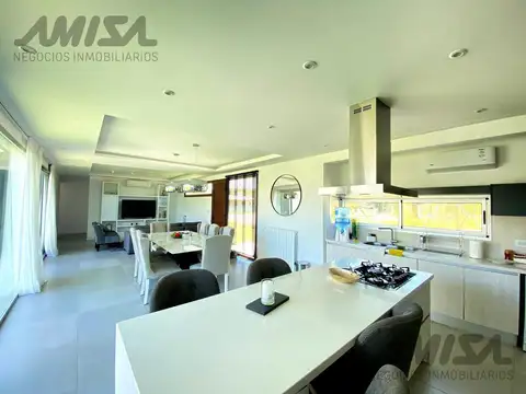 Casa 6 ambientes con 3 baños