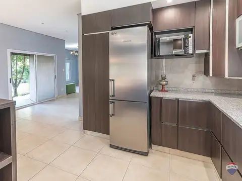 Casa en Alquiler con 2 cocheras