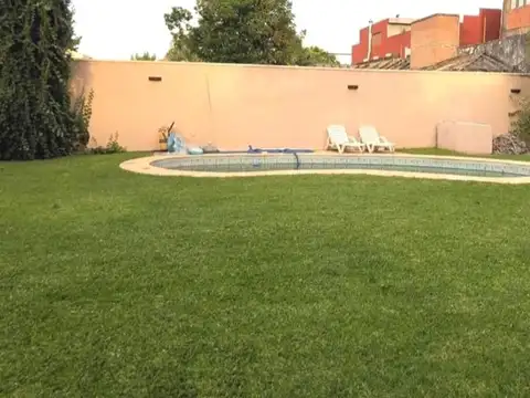 VENTA Casa 4amb c/Pileta.Lote 870mts.Castelar Norte