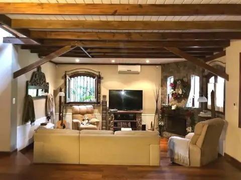Casa en Venta con 2 cocheras