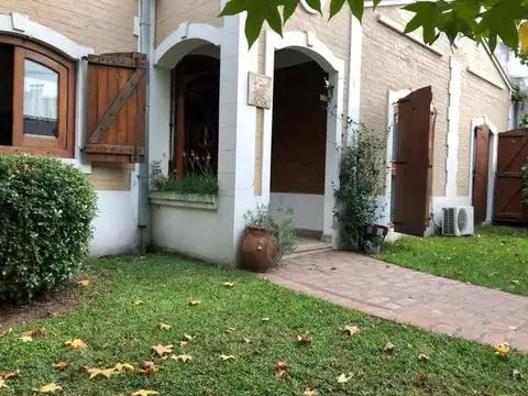 VENTA Casa 4amb c/Pileta.Lote 870mts.Castelar Norte