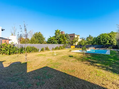 CASA DE DOS DORMITORIOS VENTA PILETA Y QUINCHO PUNTA CHACRA ROLDAN