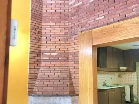 EN VENTA CASA Y DEPARTAMENTO INTERNO PARANA 900