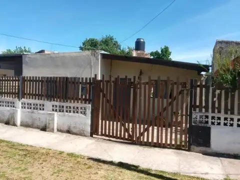 Casa en venta - 2 Dormitorios 1 Baño - 63Mts2 - Burzaco