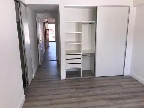 SEMIPISO DE 2 AMB AMPLIO A LA CALLE CON BALCON. COCHERA