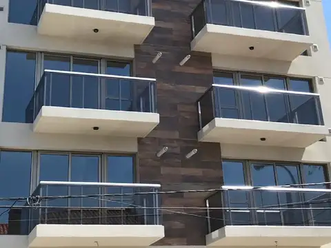 SEMIPISO DE 2 AMB AMPLIO A LA CALLE CON BALCON. COCHERA