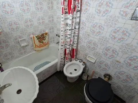 VENTA CASA 4 AMBIENTES MORON COCHERA Y PILETA