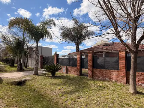 Casa En Venta Pilar, En Presidente Derqui,  Gran Jardín, Mucha Luminosidad Y Sin Expensas 