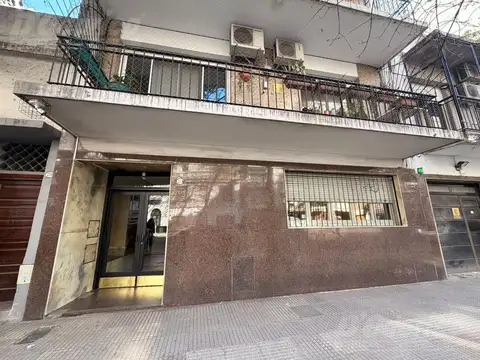 Semi piso de 2 dormitorios y escritorio en venta en Caballito.