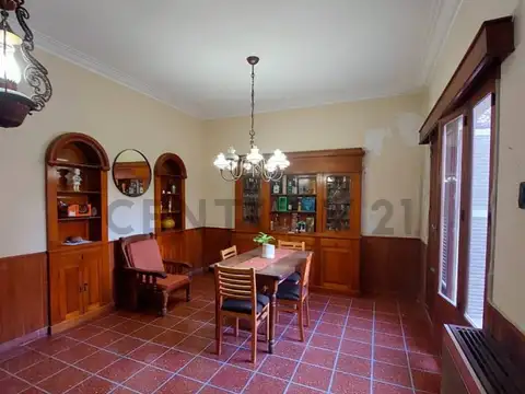 Casa 8 ambientes con 2 baños