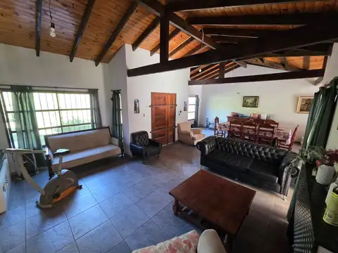 VENTA CASA 3 AMBIENTES LA REJA. PILETA Y QUINCHO