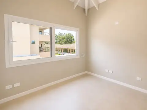 Casa en Alquiler con 2 cocheras