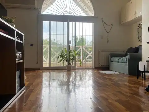 VENTA TRIPLEX 5 AMBIENTES CON PATIO Y PARRILLA EN OLIVOS