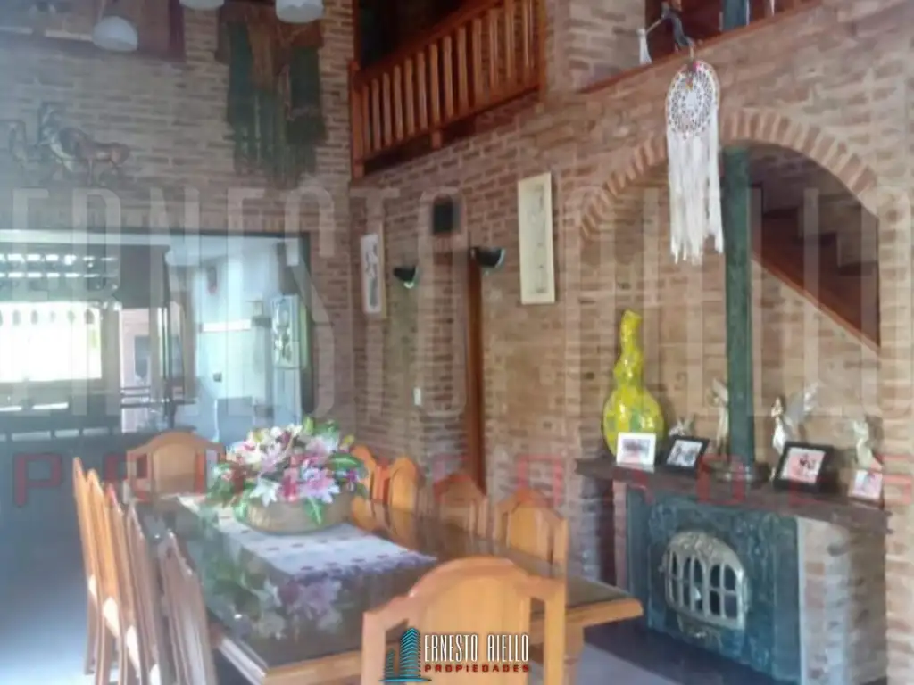 Casa - 350  m² Cubierta | 4 dormitorios | 18 años | 3 baños | 5 ambientes | 1.050  m² Terreno