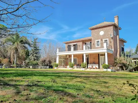 Casa 10 ambientes con 4 baños