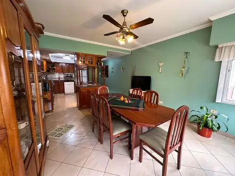 Casa 7 ambientes con 2 baños