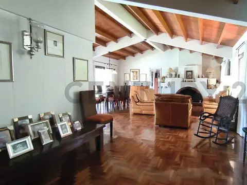 Se Vende por viaje Casa en Barrio Dalvian, Se aceptan ofertas razonables.