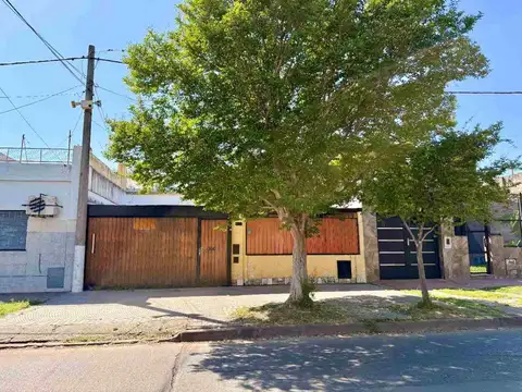 VENTA CASA 3 DORMITORIOS CON PATIO Y COCHERA