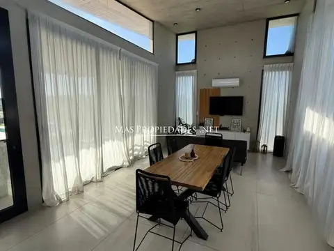 Casa en Alquiler con 4 cocheras