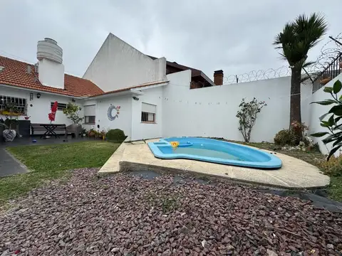 Casa 4 ambientes con 2 baños