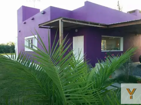 Casa venta 3 dormitorios 2 baños 1 patio con quincho parrilla y pileta 945 mts 2  - Los Hornos