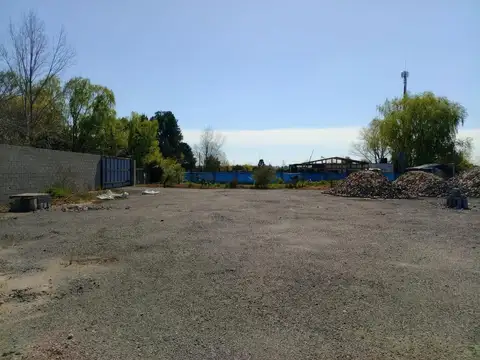 terreno con importantes mejoras a 100 mts del acceso oeste