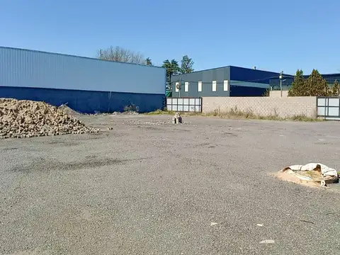 terreno con importantes mejoras a 100 mts del acceso oeste